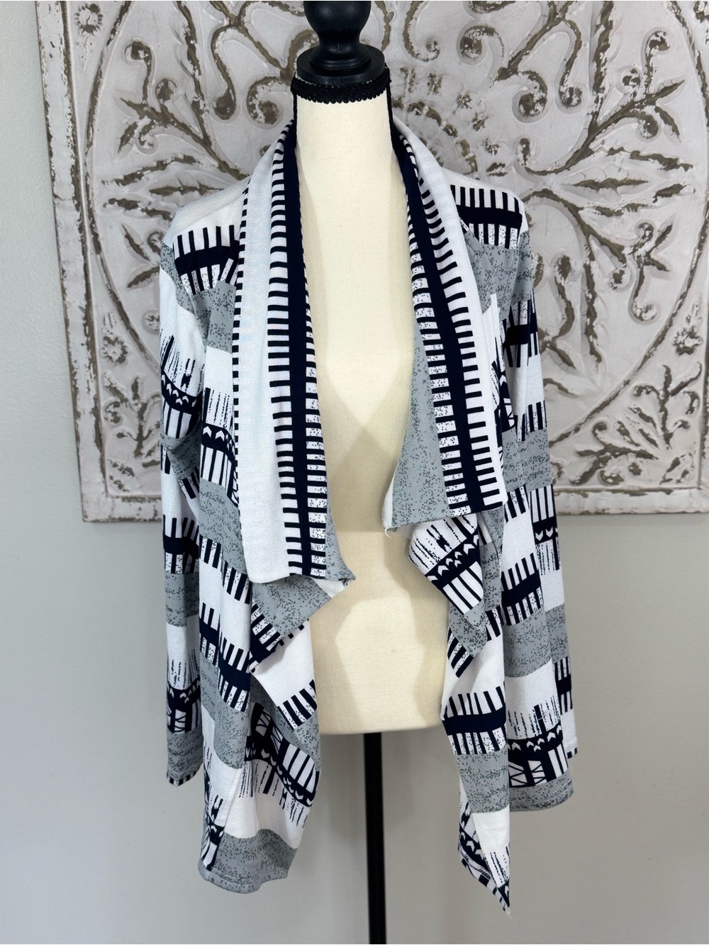 Abstract Open Front Draped Cardigan – Black/White/Gray Geometric Print